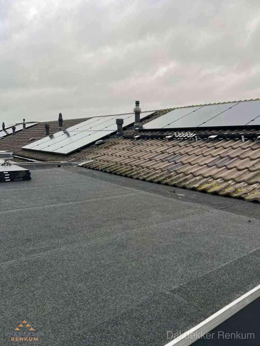 Bitumen dakbedekking op plat dak met aansluitend pannendak en zonnepanelen in Renkum