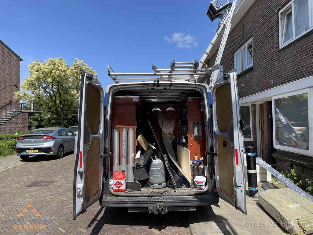 Spoed dakdekker bus met gereedschap en ladder bij woning in Renkum
