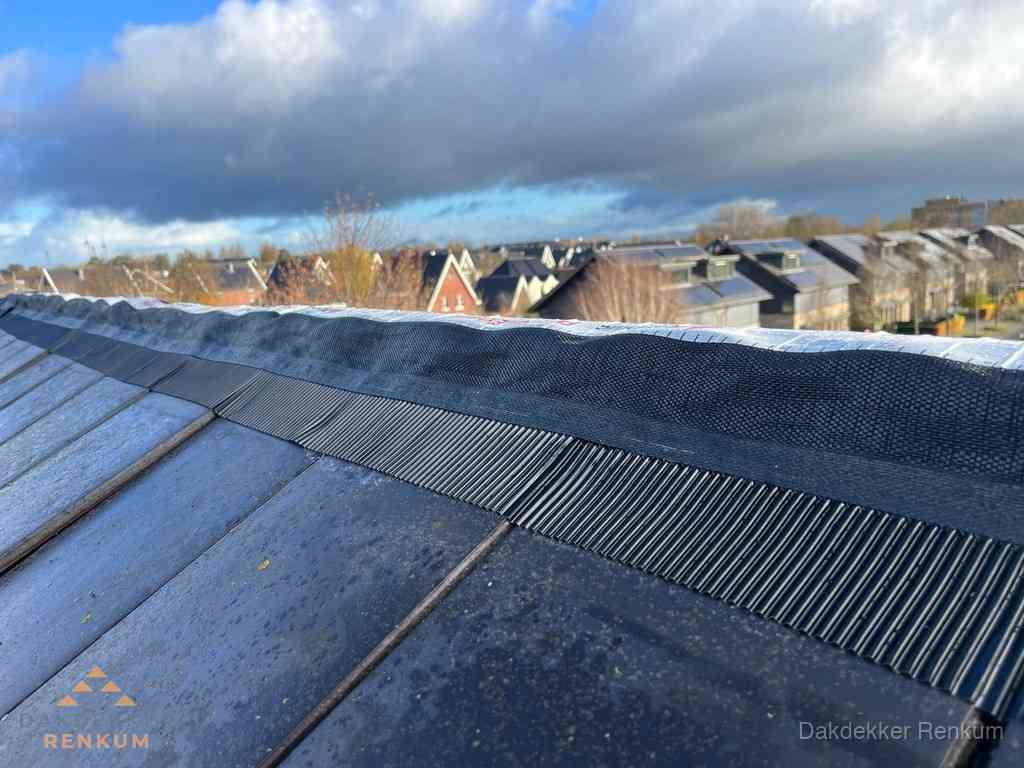 Dakisolatie bij de nok met ventilatieprofiel op schuin dak in Renkum