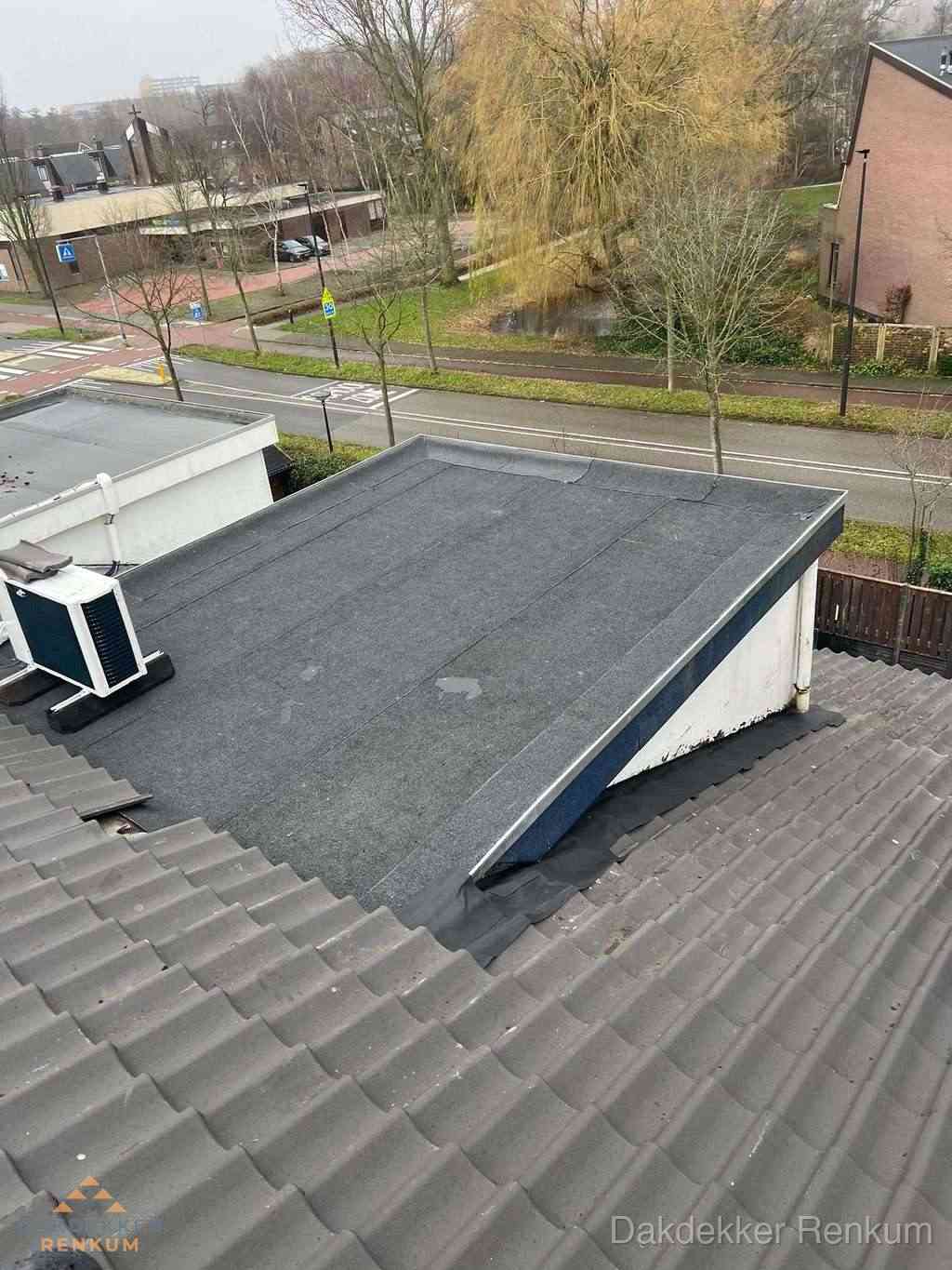 Plat dak met bitumen isolatie en dakbedekking in Renkum