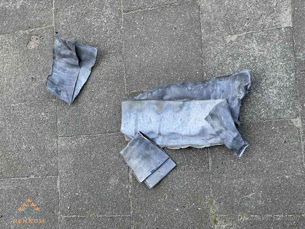 Oude verwijderde loodslabben na vervanging in Renkum